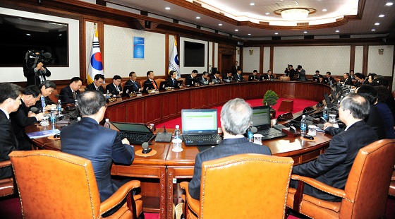  황교안 대통령 권한대행 국무총리가 10일 오후 서울 세종로 정부서울청사에서 박근혜 전 대통령 탄핵에 따른 국무회의를 주재하고 있다. 