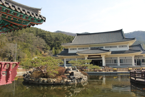 세심정(왼쪽)과 한국가사문학관(오른쪽)의 전경