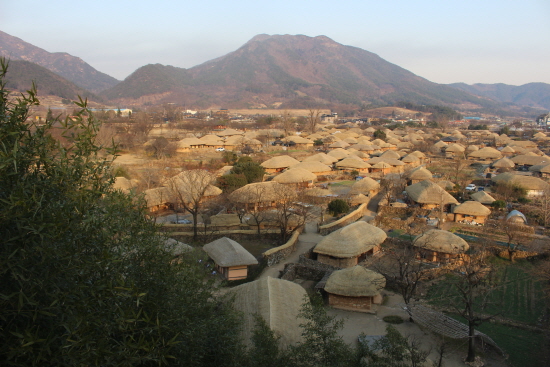 낙안읍성을 아래로 내려다보면, 많은 초가집들을 한 눈에 볼 수 있다.