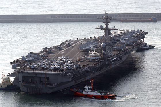 미국 해군의 핵추진 항공모함 칼빈슨호(CVN 70)가 15일 오전 부산항에 입항하고 있다. 1982년 취역한 칼빈슨호는 배수량 10만t에 크기가 길이 333m, 폭 77m에 달해 ‘떠다니는 군사기지’로 통한다. F/A-18 슈퍼호넷 전투기, E-2C 호크아이 조기경보기, EA-18G 그라울러 전자전기, MH-60S 시호크 해상작전헬기 등 약 80대의 항공기를 탑재해 웬만한 중소 국가의 공군력 전체와 맞먹는 전력을 갖췄다. (사진=저작권자 (c) 연합뉴스. 무단전재-재배포금지)