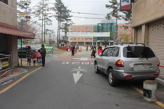 대구의 한 초등학교 골목길 사이에 차량이 주차되어 있다.