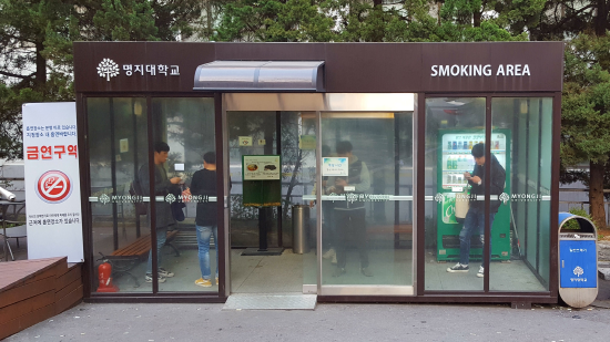 흡연부스에 사람이 가득했던 과거와 달리 사람이 많이 줄어들었다.