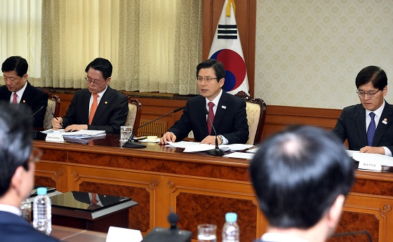 황교안 대통령 권한대행 국무총리가 17일 정부서울청사에서 열린 안전관계장관회의를 주재하고 있다.