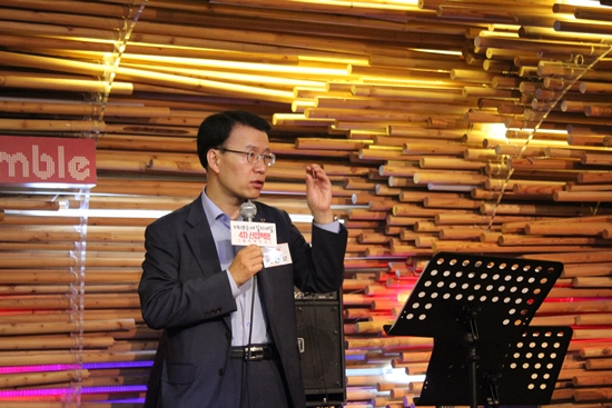 4차 산업혁명을 마주한 청년들에게 격려사를 전하는 청년위원회 박용호 위원장.