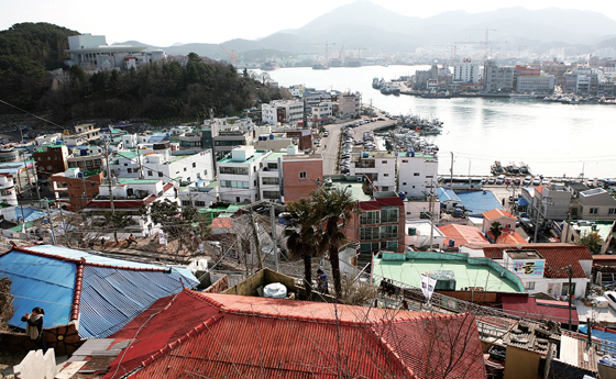 동피랑에서 바라본 통영시.