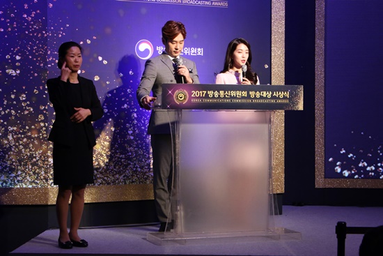 총평이 마무리되고 사회자들의 멘트와 함께 본격적인 시상식이 진행됐다