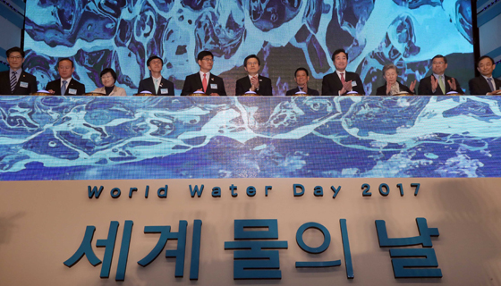 황교안 대통령 권한대행 국무총리(왼쪽 여섯번째)가 22일 오후 광주광역시 김대중컨벤션센터에서 열린 세계 물의 날 기념식에서 조경규 환경부 장관 등 참석자들과 함께 퍼포먼스를 한 뒤 박수를 치고 있다.<저작권자(c) 연합뉴스, 무단 전재-재배포 금지>