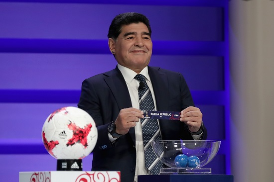FIFA U-20 월드컵 코리아 2017 조추첨에서 마라도나는 대한민국 추첨지를 뽑았다.(출처=대한축구협회)