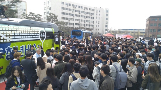 청년버스에 모인 청년들