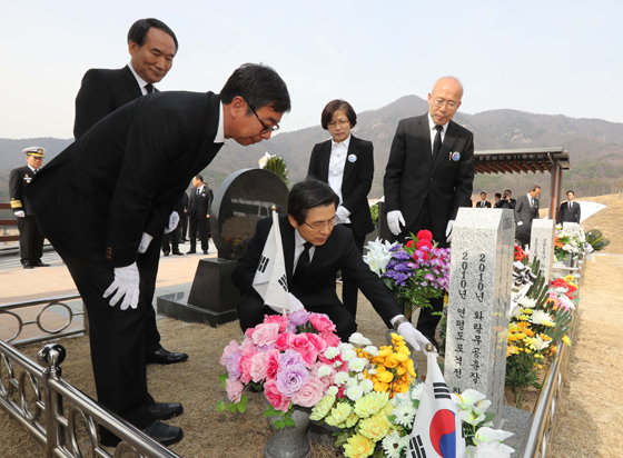 황교안 대통령 권한대행 국무총리가 24일 오전 대전시 유성구 국립대전현충원 제2연평해전·연평도 포격도발 묘역을 방문, 유가족과 함께 묘역을 둘러보고 있다. (사진=저작권자(c) 연합뉴스, 무단 전재-재배포 금지) 