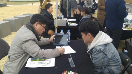 취업 상담중인 청년