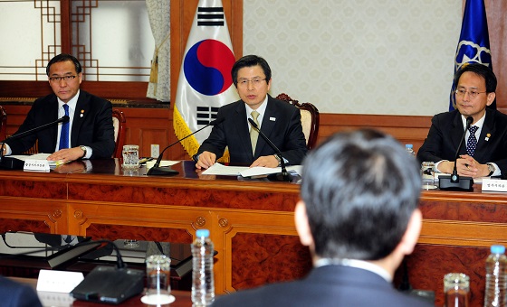 황교안 대통령 권한대행 국무총리가 27일 정부 서울청사에서 열린 공명선거 관계장관회의를 주재하고 있다.
