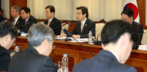 황교안 대통령 권한대행 국무총리(오른쪽 두번째)가 27일 정부 서울청사에서 열린 창업활성화 관계장관회의에서 발언하고 있다. (사진=저작권자(c) 연합뉴스, 무단 전재-재배포 금지) 