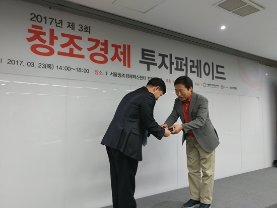 모의투자에서 평균 투자금액이 높은 두 기업에게 우승 상품이 주어졌다.