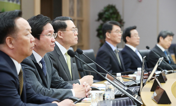  28일 오전 정부세종청사에서 열린 세종-서울 간 영상국무회의에서 참석자들이 황교안 대통령 권한대행 발언을 듣고 있다. (사진=저작권자(c) 연합뉴스, 무단 전재-재배포 금지) 