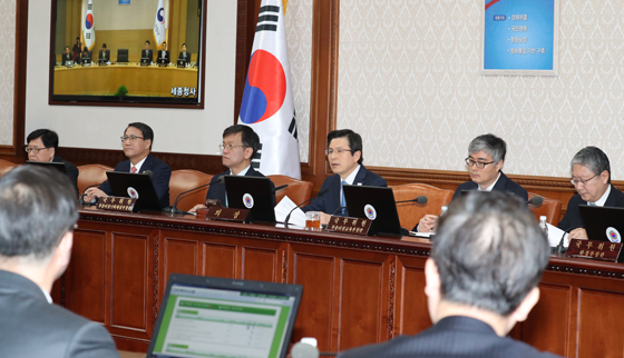 황교안 대통령 권한대행 국무총리가 28일 정부 서울청사에서 열린 국무회의를 주재하고 있다. (사진=저작권자(c) 연합뉴스, 무단 전재-재배포 금지) 