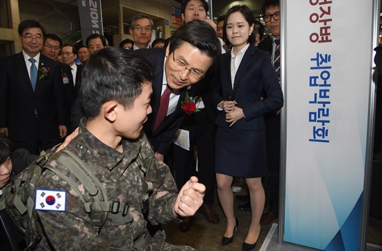 박람회에 방문한 전역예정장병들을 응원하는 황교안 권한대행.