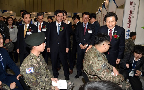 상담을 기다리고 있는 장병들을 격려하는 황교안 권한대행.
