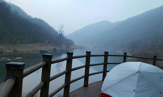150km 고행길에 야영까지 자처했다. 어둠이 내리는 첫 야영지 전북 임실군 진메마을 앞 강변. ‘물소리·새소리를 듣고 아침을 맞으리’ 했건만 첫 하룻밤 겨울침낭을 안 챙겨온게 후회막급이었다. 하지만 나를 내려놓는 길. 그 길섶의 서리는 반가웠다.