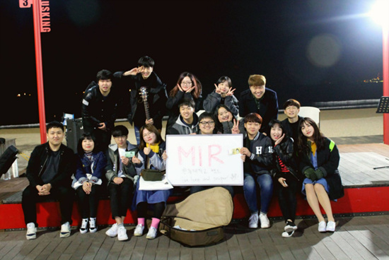 3월 19일 한동대학교 밴드 동아리 미르가 버스킹 무대를 꾸미며 사람들과 소통했다.(출처=한동대학교 밴드 동아리 미르)
