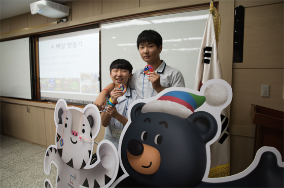 작년 강원도 횡성 서원중 진로멘토링에서 올림픽 메달 만들기 수업을 진행했다. (사진 = 2018평창동계올림픽대회조직위원회) 