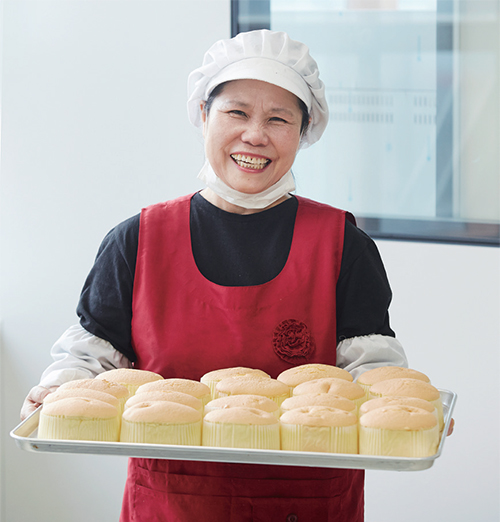카스테라를 들고 있는 장애숙(63) 씨.