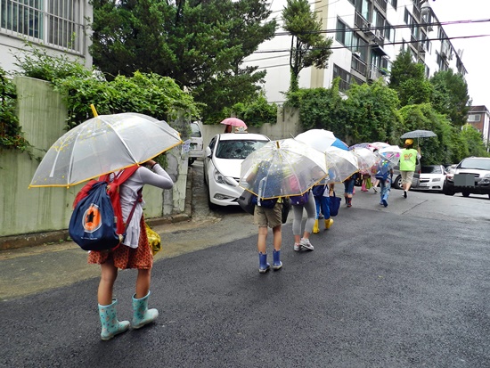 워킹스쿨버스 타고 학교에 가는 아이들 모습