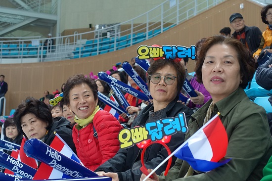 오빠 달려 머리띠가 참 재미있다.