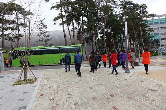경기장으로 가는 교통편은 편리했다.