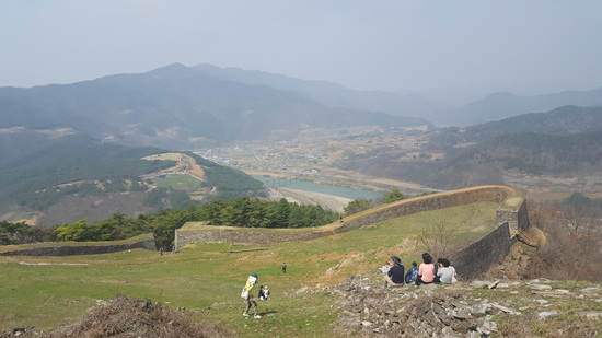 온달산성 정상에선 남한강과 마을, 저 멀리 산까지 한 눈에 내려다 보인다