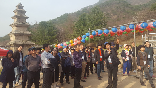 미륵리사지에서 임기환 교수가 온달 설화에 대해 설명하고 있다