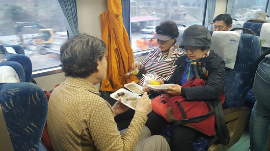 친구와 마주 앉아 간식을 먹으며 이야기 하는 참가자들