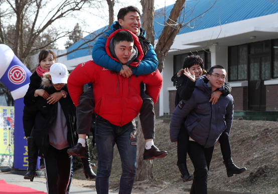 지난 1월 17일 오후 대구 육군 제50보병사단 신병교육대대에서 열린 새해 첫 신병 입영행사에서 훈련병들이 부모님을 등에 업고 행사장으로 향하고 있다. <저작권자(c) 연합뉴스, 무단 전재-재배포 금지> 