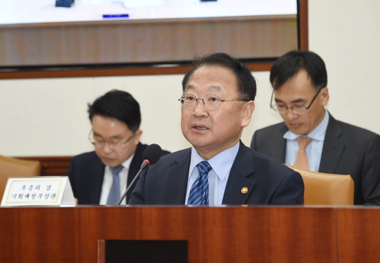 제6차 경제장관회의를 주재한 유일호 부총리의 모습 (출처 : 기획재정부)