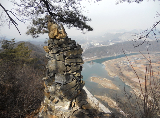 느림보 강물길은 단양을 대표하는 걷기코스로 남한강변을 따라 석문길, 삼봉길 등 4개 테마로 조성한 친환경 숲 체험 길이다. (사진 = 단양군)