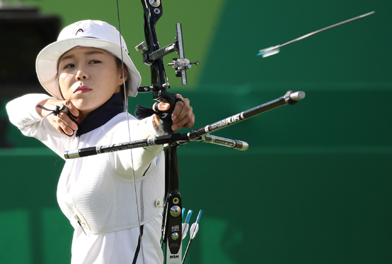지난해 리우올림픽 양궁 여자 개인전 결승에서 한국 여자양궁 대표팀의 장혜진이 11일 활시위를 놓고 있다. <저작권자(c) 연합뉴스, 무단 전재-재배포 금지> 
