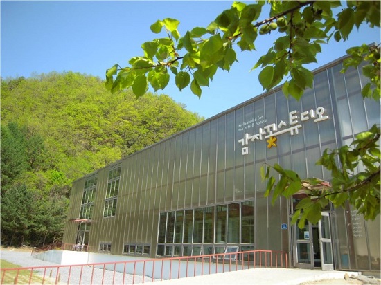 감자꽃 스튜디오는 평창에 위치한 복합문화공간으로 문화, 자연이라는 핵심가치와 함께 문화예술교육, 농촌관광 등을 위한 거점공간으로 활용되고 있다.