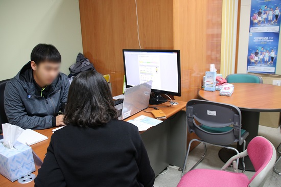 전문상담사와 상담하고 있다