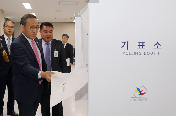 사진은 홍윤식 행자부 장관이 재보궐선거 준비상황을 점검하는 모습 <저작권자(c) 연합뉴스, 무단 전재-재배포 금지>