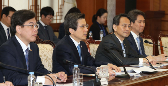 황교안 대통령 권한대행 국무총리가 17일 정부 서울청사에서 열린 공명선거 관계장관회의를 주재하고 있다. <저작권자(c) 연합뉴스, 무단 전재-재배포 금지>