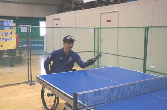 KBS 공채 장애인 아나운서 임세은 씨. 교통사고로 척수손상을 입어 중도장애인이 된 그는 라켓을 들 힘이 없어 손에 묶은 채 탁구를 친다. 그는 긴 시간 심신의 재활을 거쳐 세상에 다시 나섰다.