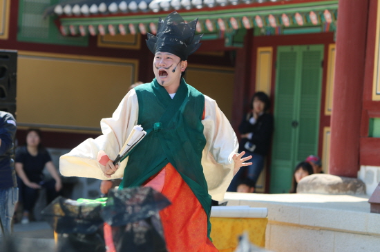[율곡이이, 인재를 뽑다] 과거시험 체험행사 전, 연극이 진행되는 모습