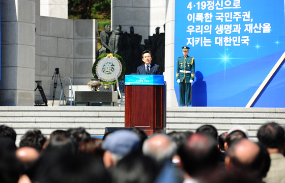 황교안 대통령 권한대행 국무총리가 19일 서울시 강북구 국립4·19민주묘지에서 열린 4·19혁명 기념식에서 기념사를 하고 있다.