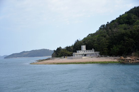 한산초등학교 용초분교, 뒤에 보이는 섬이 죽도다.