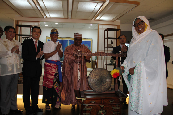 이브라힘 나이지리아 국무장관이 주나이지리아 한국문화원 재개방 기념행사로 개최된 제2회 한-아세안 영화제 개막을 알리기 위해 참가국 대사들이 참가한 가운데 징을 치고 있다.