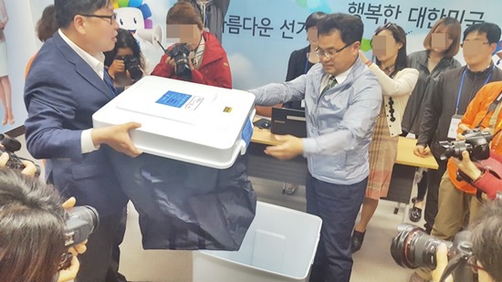 CCTV가 지켜보고 있는 가운데 사전투표지는 철저하게 보관