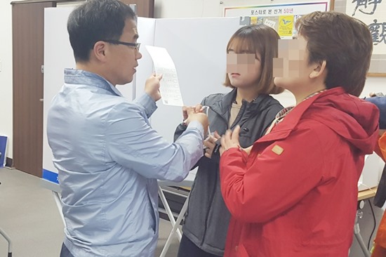 행사에 참여 한 사람들의 질문에 선관위 직원이 자세하게 답하고 있다.