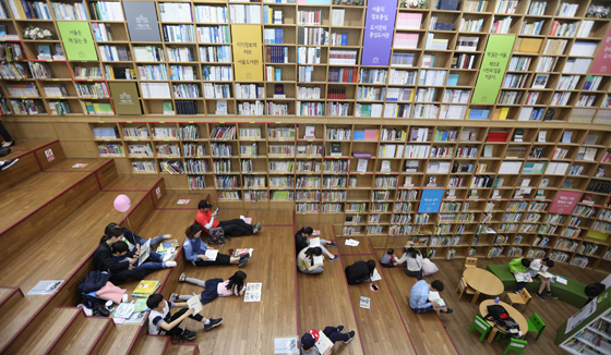 세계 책의 날인 23일 서울도서관에서 시민들이 책을 보고 있다. (사진=저작권자(c) 연합뉴스, 무단 전재-재배포 금지) 