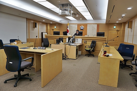 재판을 마친 법정, 허가를 받아 촬영했다. 