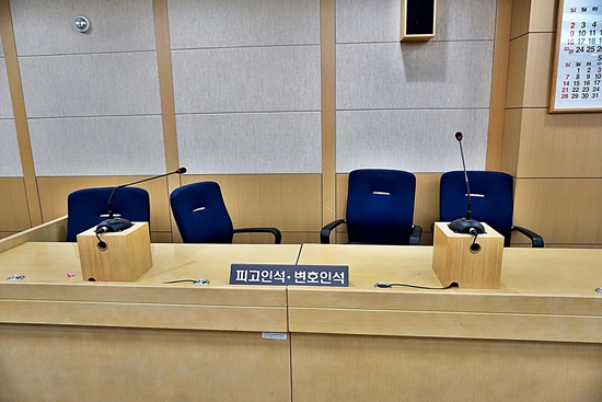 피고인석과 변호인석. 